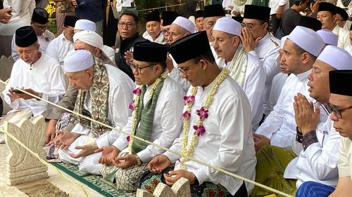 Teriakan "AMIN" Menggema Saat Anies-Cak Imin Ziarah ke Makam Sunan Ampel