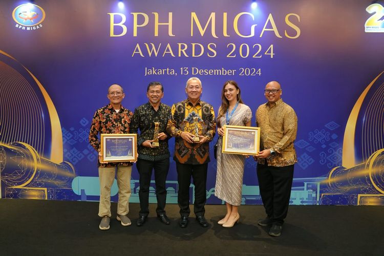 Dirut PGN Arief Setiawan Handoko bersama jajarannya saat menerima penghargaan BPH Migas Awards 2024, Jumat (13/12/2024). 