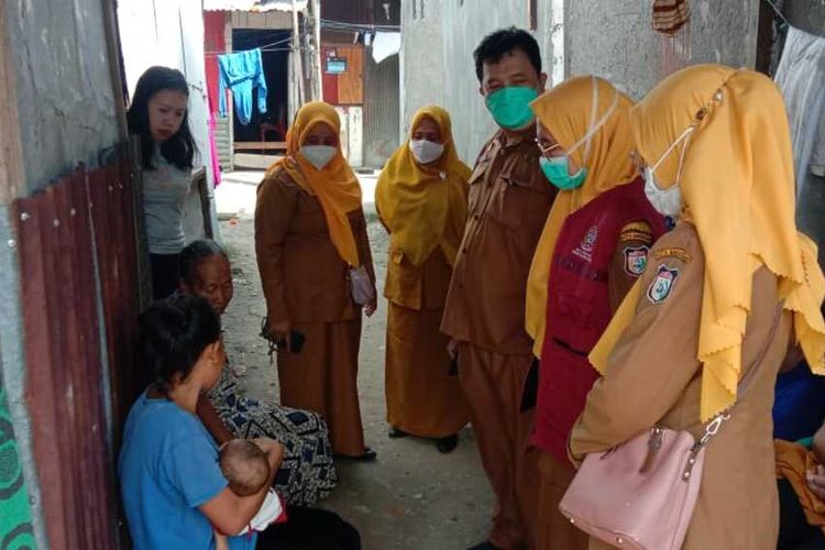 Seorang bayi berusia 8 bulan di Kota Makassar menderita gizi buruk, namun pihak keluarga menolak dirujuk ke rumah sakit (RS) karena tidak mempunyai Kartu Indonesia Sehat (KIS). 