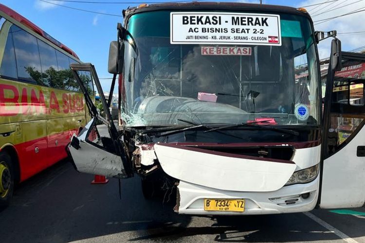Kendaraan bus AKAP Prima Jasa mengalami rusak usai ditabrak mobil sedan di Jalan Raya cilegon Merak. Kamis (14/12/2023). Akibat kkecelakaa itu lima orang luka luka