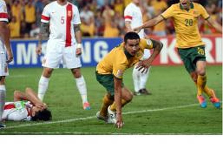 Pemain Australia, Tim Cahill (tengah), merayakan gol yang dicetaknya ke gawang China pada laga perempat final Piala Asia 2015 di Brisbane, Kamis (22/1/2015).