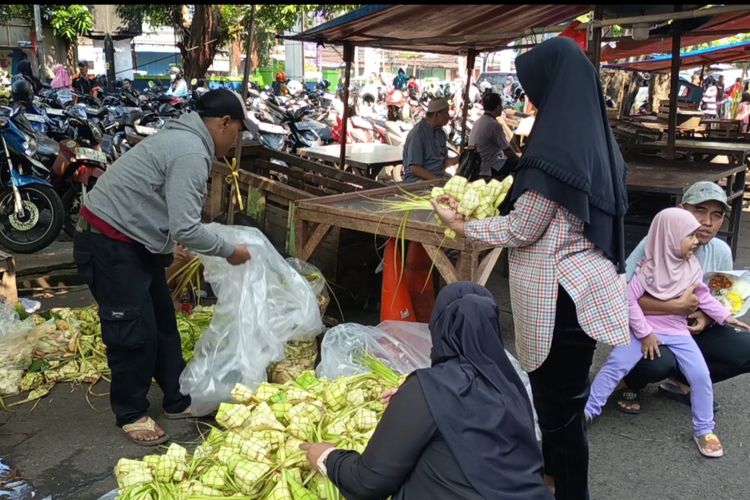 Tak Bisa Anyam Janur, Warga Berburu Kulit Ketupat di Pasar Kramat Jati