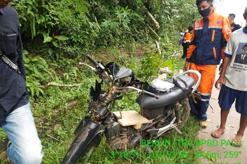 2 Pengendara Motor Tertimpa Pohon Tumbang di Sumsel