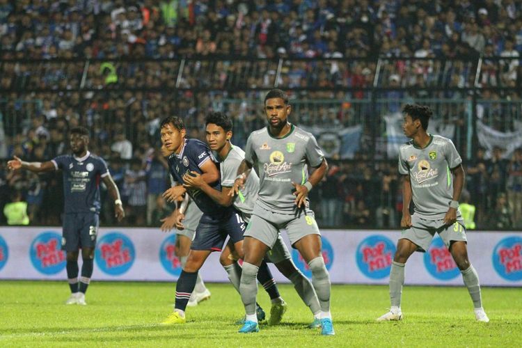 Suasana laga Liga 1 2022-2023 Arema FC vs Persebaya Surabaya di Stadion Kanjuruhan, Kepanjen, Malang, pada Sabtu (1/10/2022).