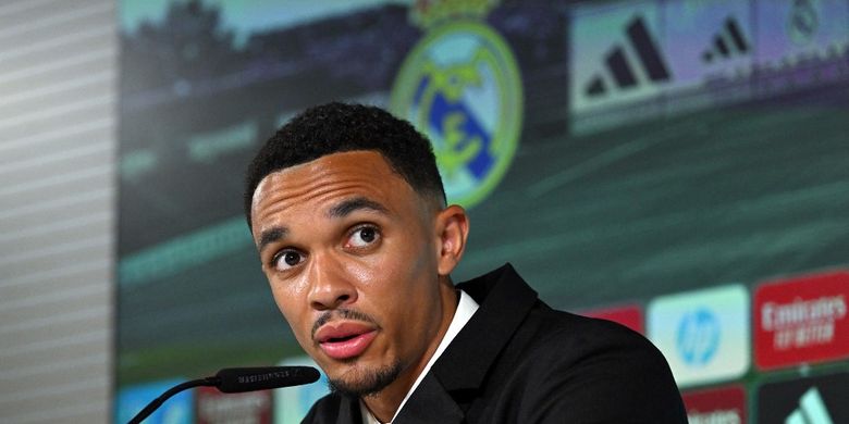 Bek Inggris Trent Alexander-Arnold memberikan konferensi pers pada presentasi resminya sebagai pemain baru Real Madrid CF, di kompleks pelatihan Ciudad Real Madrid di Valdebebas, di pinggiran Madrid, pada 12 Juni 2025.