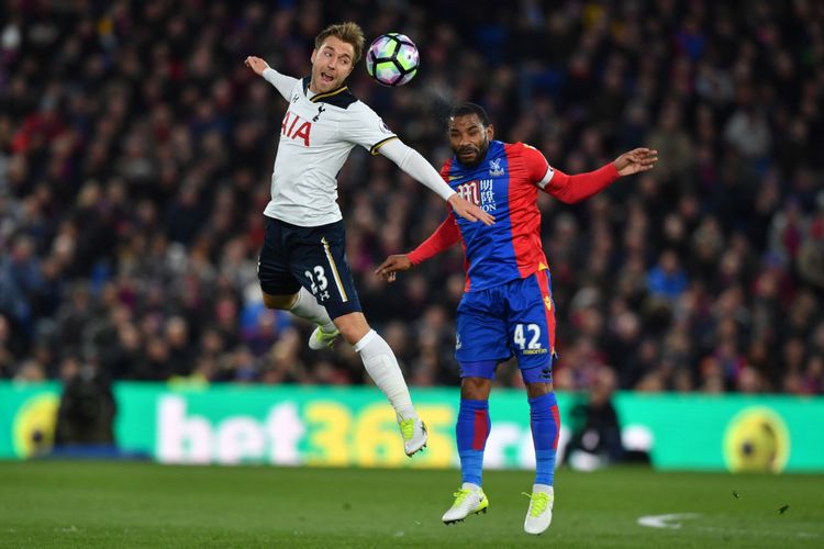 Gelandang Tottenham Hotspur, Christian Eriksen (kiri), berduel dengan gelandang Crystal Palace, Jason Puncheon, dalam pertandingan Premier League di Selhurst Park, Rabu (26/4/2017).