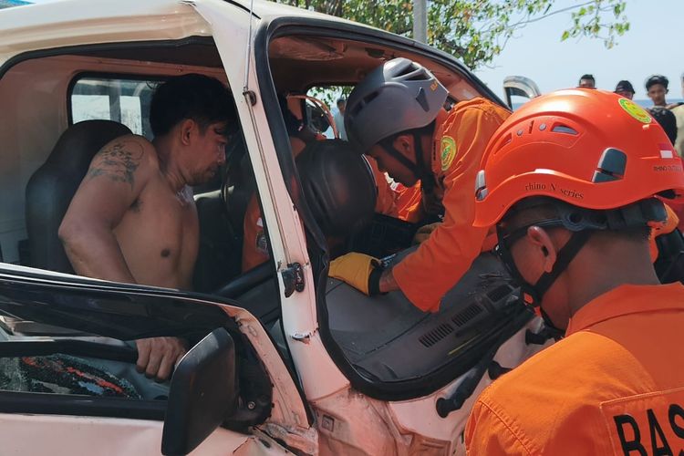 Sopir Pikap Terjepit di Kabin Usai Tabrakan di Buleleng, Dievakuasi Tim SAR