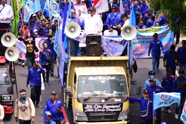 Presiden Konfederasi Serikat Pekerja Seluruh Indonesia (KSPSI) Andi Gani Nena memimpin massa buruh saat aksi. (Dokumentasi: Istimewa)