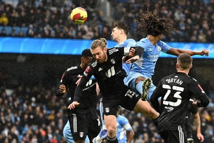 Bek Manchester City, John Stones, mencetak gol dalam laga Man City vs Fulham di Etihad Stadium pada ajang Piala FA, Sabtu (5/2/2022) malam WIB.