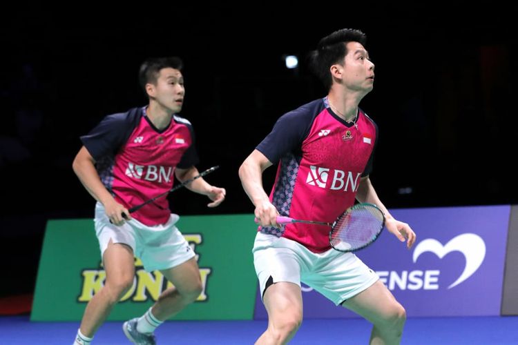 Marcus/Kevin memastikan tiket final Denmark Open 2022 seusai membekuk Aaron Chia/Soh Wooi Yik (Malaysia) melalui permainan tiga gim dengan skor 21-17, 13-21, dan 21-17, Sabtu (22/10/2022). Marcus/Kevin nantinya akan menghadapi wakil Indonesia lainnya, Fajar/Rian, pada final Denmark Open 2022. Jadwal Final Denmark Open 2022 tersedia di artikel ini.