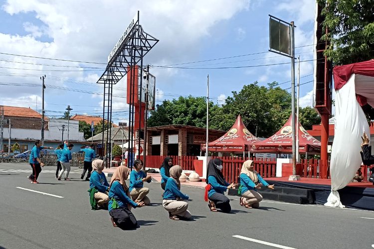 Peserta Blitar Ethnic National (BEN) Carnival Kedua berlatih pada sesi gladi resik di Jalan Ahmad Yani, Kota Blitar, Jumat (14/7/2023). BEN Carnival Kedua akan berlangsung Sabtu (15/7/2023)