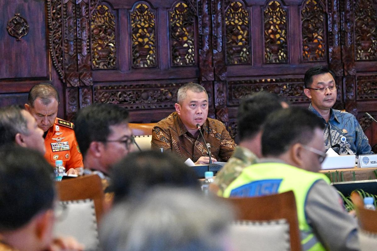 Menteri Perhubungan (Menhub) Dudy Purwagandhi dalam Rapat Koordinasi Persiapan Penyelenggaraan Angkutan Nataru 2025/2026 di Kantor Kemenhub, Jakarta, Jumat (5/12/2025).