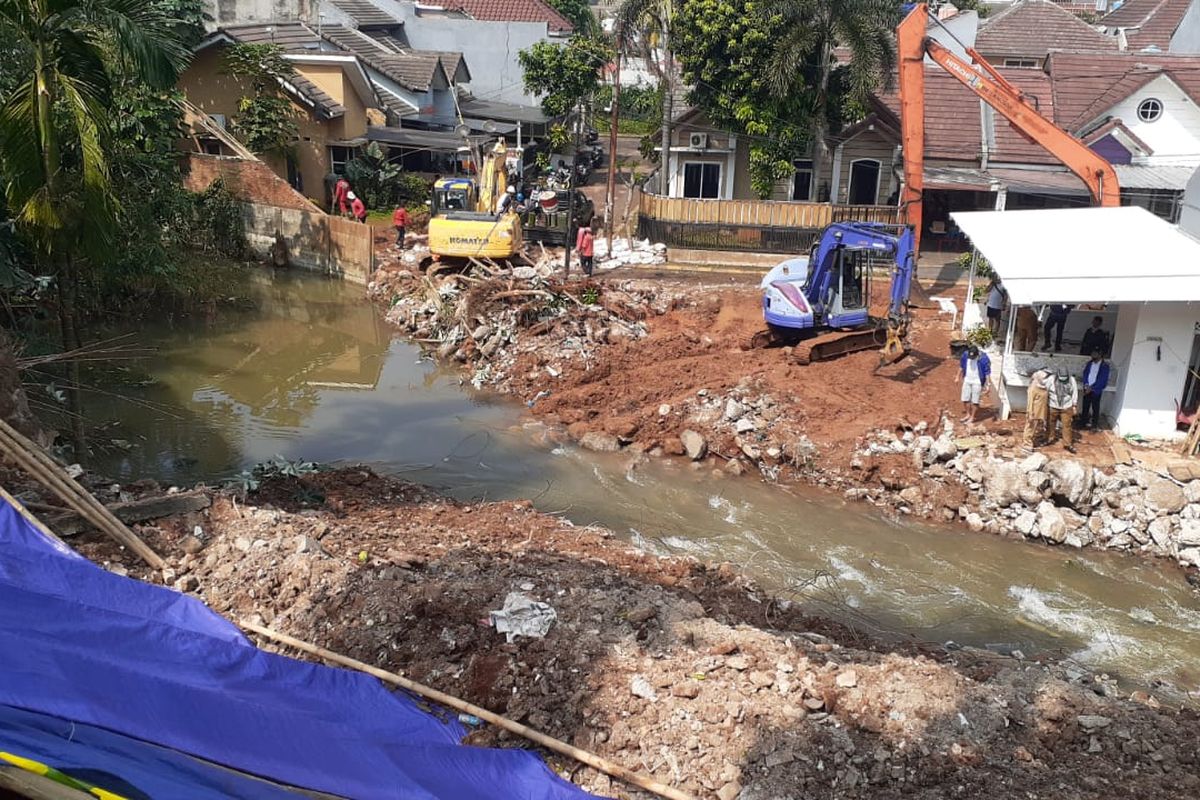 Sejumlah alat berat dikerahkan untuk mengangkut material longsor dari aliran Anak Kali Pesanggrahan di kawasan Ciputat, Tangerang Selatan, Senin (14/6/2021).