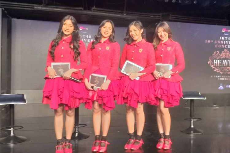 Personel JKT48 (kiri ke kanan), Jinan, Zee, Gaby, dan Shani usai jumpa pers di JKT48 Theatre, FX Sudirman, Jakarta Pusat, Selasa (2/8/2022).