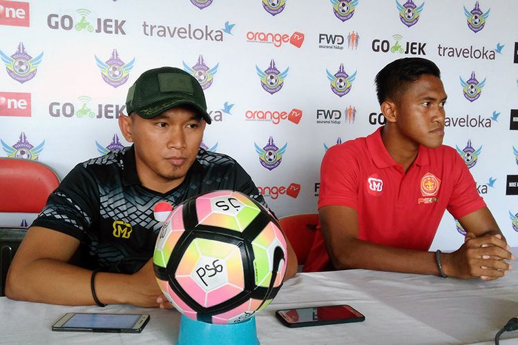 Pelatih PS TNI Rudy Eka Priyambada (kiri) dan Ganjar Mukti, jelang pertandingan kontra Persegres Gresik United.
