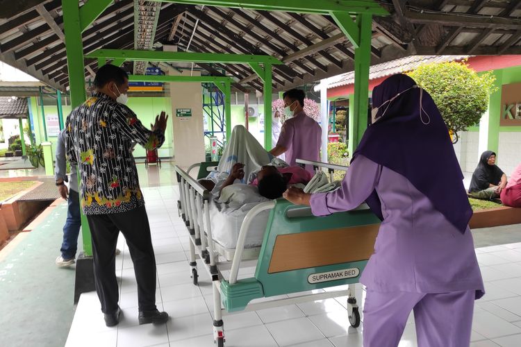 Seorang pasien mendapatkan penanganan di Rumah Sakit Umum Daerah (RSUD) Sunan Kalijaga Demak, Selasa (23/4/2024). (KOMPAS.COM/NUR ZAIDI)