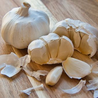 Cara menghilangkan jerawat dengan bawang putih mungkin dapat menjadi alternatif praktis dan murah ketika kita punya masalah jerawat yang mengganggu.