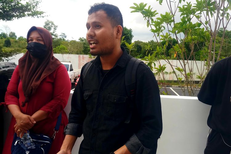 Suherman (tengah depan) bersama Istri Zanudin, Eni Marlena (baju merah) di Pengadilan Negeri Tanjungpinang, Selasa (28/6/2022).