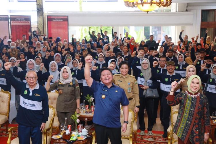 Gubernur Sumatera Selatan (Sumsel) Herman Deru saat menghadiri peringatan Hari Lanjut Usia Nasional (HLUN) ke-27 di Griya Agung, Palembang, Senin (29/5/2023). 
