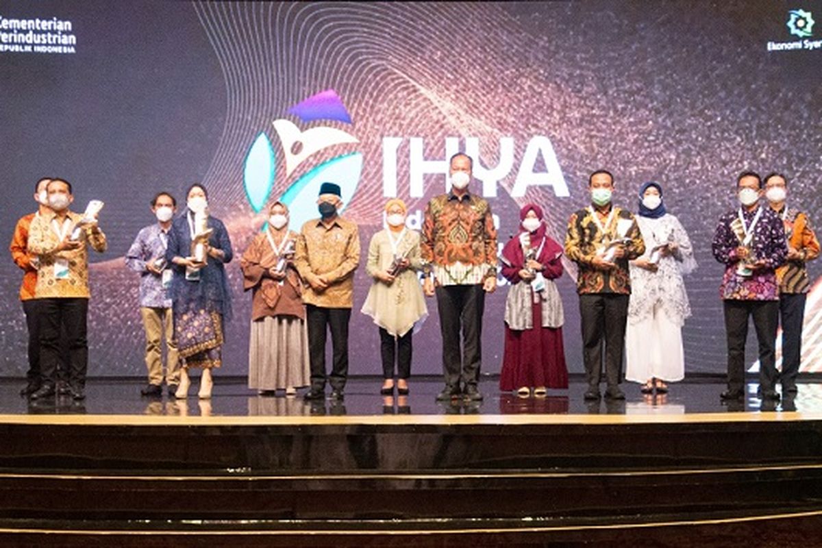 Wakil Presiden RI KH Ma'ruf Amin bersama Menteri Perindustrian Agus Gumiwang Kartasasmita berfoto bersama para pemenang Indonesia Halal Industry Award (IHYA) 2021 di Jakarta, Senin (20/12/2021).