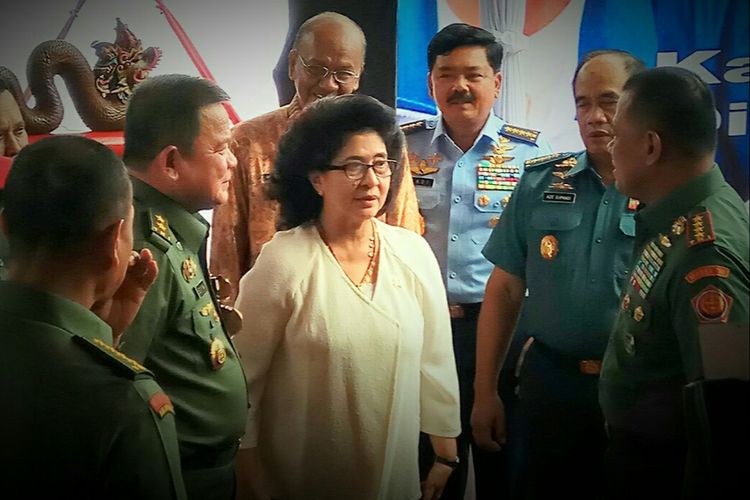 Menteri Kesehatan (Menkes) Nila F Moeloek  saat berbincang dengan Panglima TNI Jenderal Gatot Nurmantyo dan Jajarannya di sela acara bakti sosial kesehatan yang diselenggarakan TNI di Dermaga Indah Kiat, Cilegon, Banten, Kamis (28/9/2017).