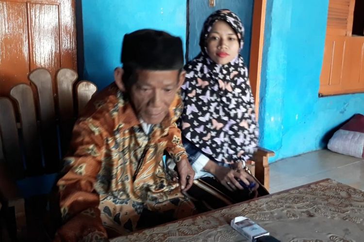 Mbah Dirgo (83) bersama istrinya Nuraeni (27) saat di kediaman mereka di Desa Pagerbarang, Kecamatan Pagerbarang, Kabupaten Tegal, Jawa Tengah, Rabu (21/8/2019)