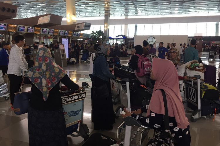 Suasana pintu masuk Terminal 3 Bandara Soekarno-Hatta, Tangerang, Kamis (31/8/2017) siang.