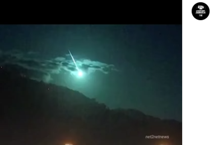 Tangkapan layar video penampakan bola api kehijauan menghantam langit Australia