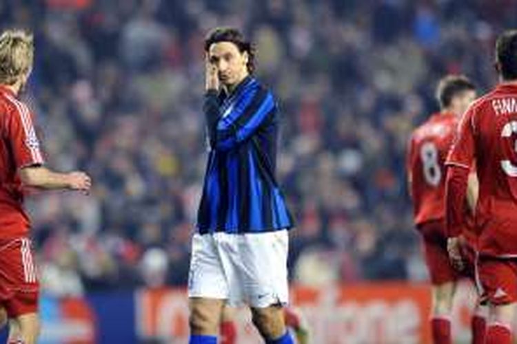Zlatan Ibrahimovic membela Inter Milan saat melawan Liverpool pada partai babak 16 besar Liga Champions di Stadion Anfield, 20 Februari 2008.