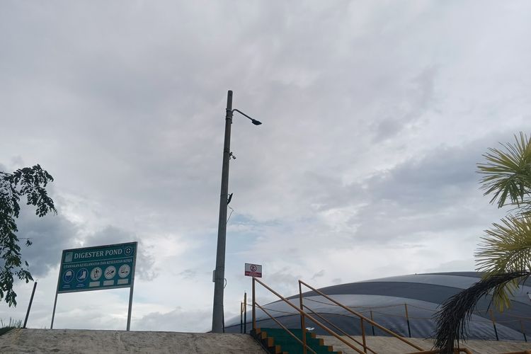 Biodigester berfungsi menangkap gas metana dari limbah cair industri perkebunan sawit sebelum diolah menjadi listrik.