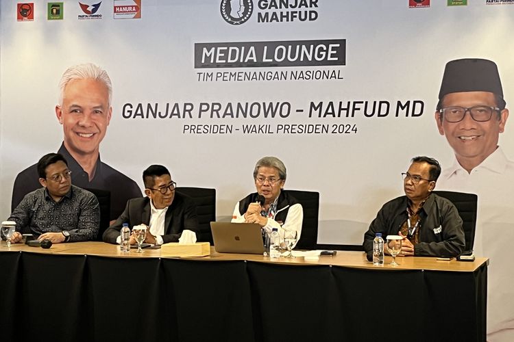 Deputi Hukum TPN Ganjar-Mahfud, Todung Mulya Lubis Mahfud dalam konferensi pers di Media Center TPN, Jalan Cemara, Menteng, Jakarta Pusat, Jumat (29/12/2023).