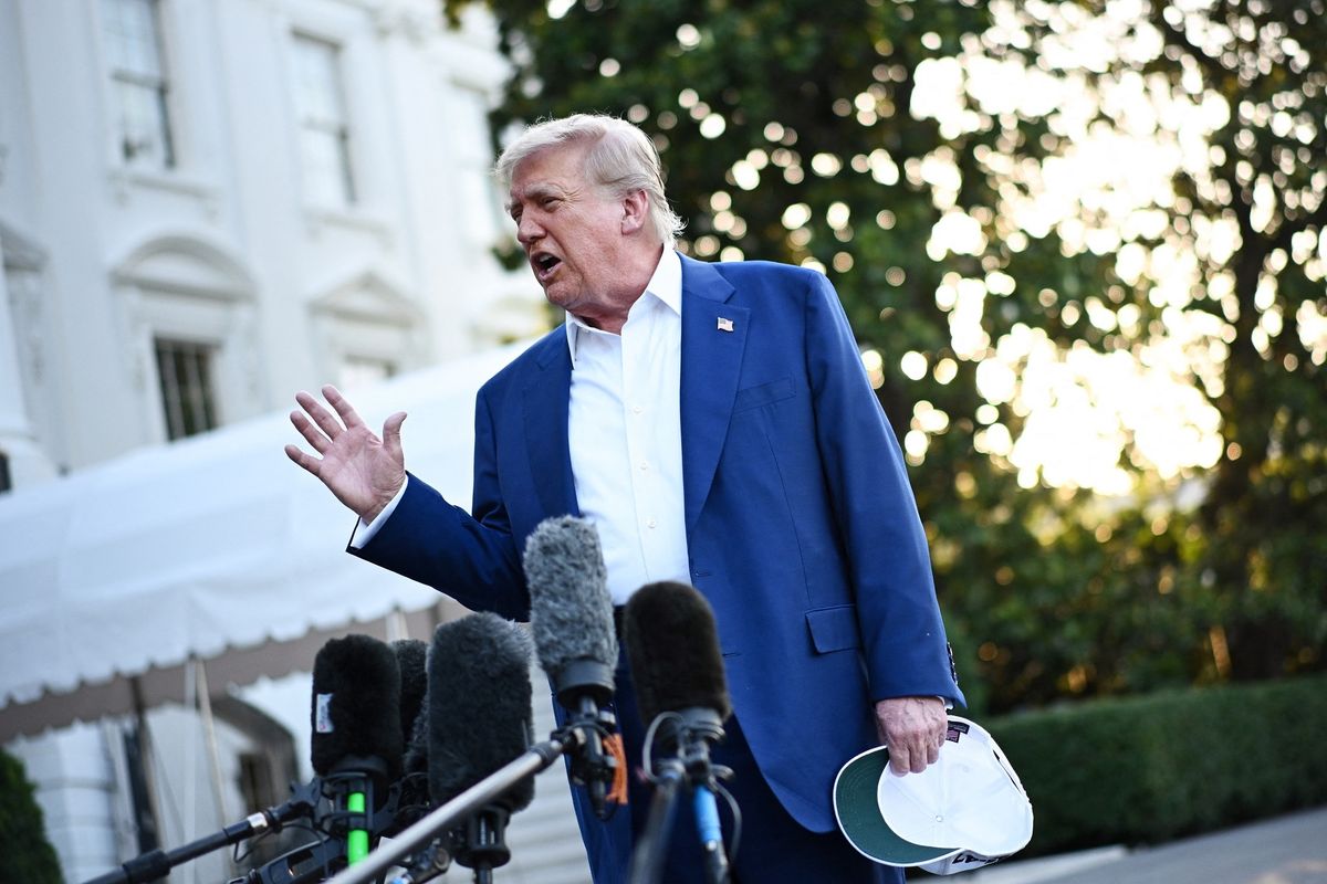Presiden AS Donald Trump menghentikan seluruh pembicaraan dagang dengan Kanada. Keputusan ini dipicu kebijakan pajak layanan digital yang dinilai merugikan perusahaan teknologi AS.