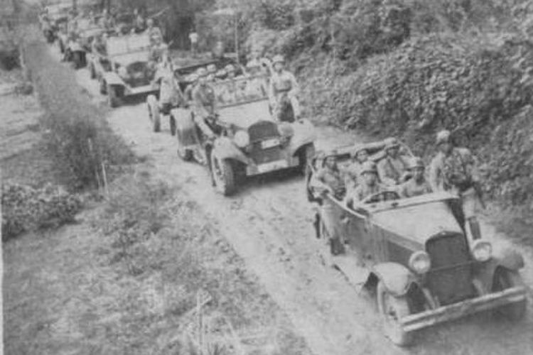 Sejumlah mobil Benz menderek PaK 37 mm di sepanjang jalan pegunungan di China tahun 1930