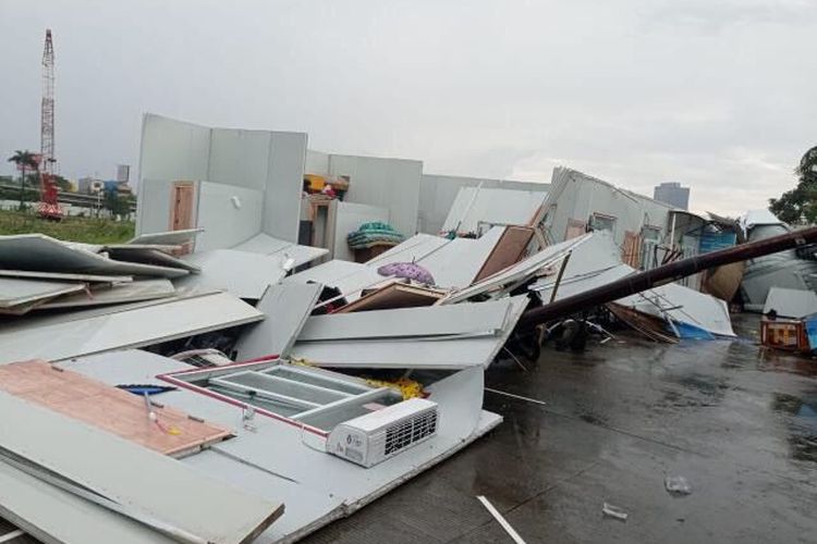 Belasan kontrakan semi permanen di Jalan Jelambar Baru I, Jelambar, Grogol Petamburan, Jakarta Barat, roboh diduga akibat hujan dan angin kencang, Sabtu (26/11/2022).