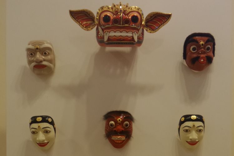 Topeng Barong, Sidakarya dan Arsawijaya karya seniman ukir Bali, I Wayan Suwija yang dipajang di ARMA Gallery and Museum, Ubud, Bali pada pameran yang dilangsungkan pada 14-16 Juni 2019. I Wayan Suwija merupakan satu dari lima seniman ukir kayu Bali yang kisahnya diangkat pada buku tersebut.