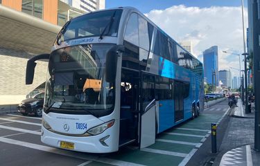 Bus wisata tingkat Transjakarta BW2 yang berhenti di halte Bundaran HI. 