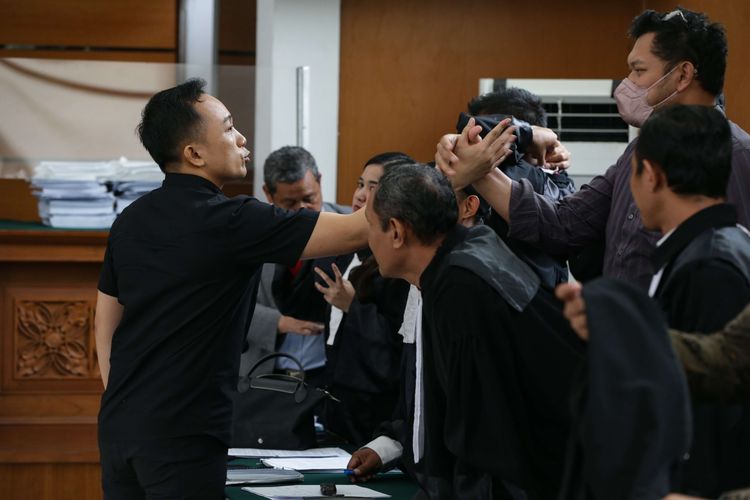 Terdakwa kasus pembunuhan berencana Brigadir J atau Nofriansyah Yosua Hutabarat, Ricky Rizal usai menjalani persidangan di Pengadilan Negeri Jakarta Selatan, Senin (9/1/2022).
