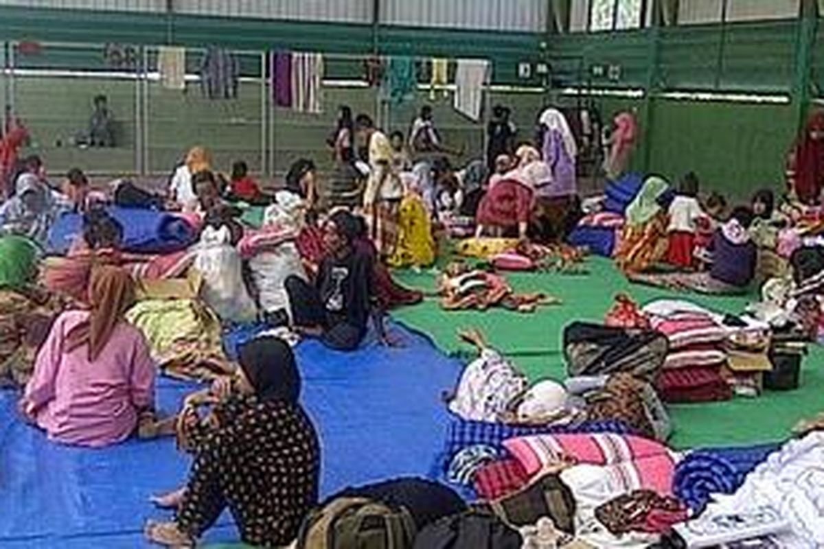 Warga Syiah dari Desa Karang Gayam dan Desa Bluuran, Kabupaten Sampang, Jawa Timur, mengungsi di gedung tenis indoor Kabupaten Sampang, Madura, Jawa Timur, Selasa (28/8/2012). Sejumlah pengungsi diserang diare dan sesak napas.