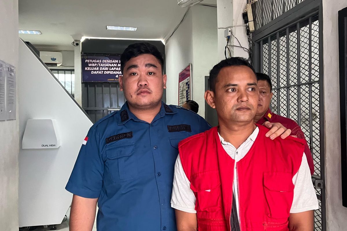 Kejari Deli Serdang saat menahan  Kepala Desa Tanjung Garbus II, bernama Arisandi, Kamis (13/3/2025) 