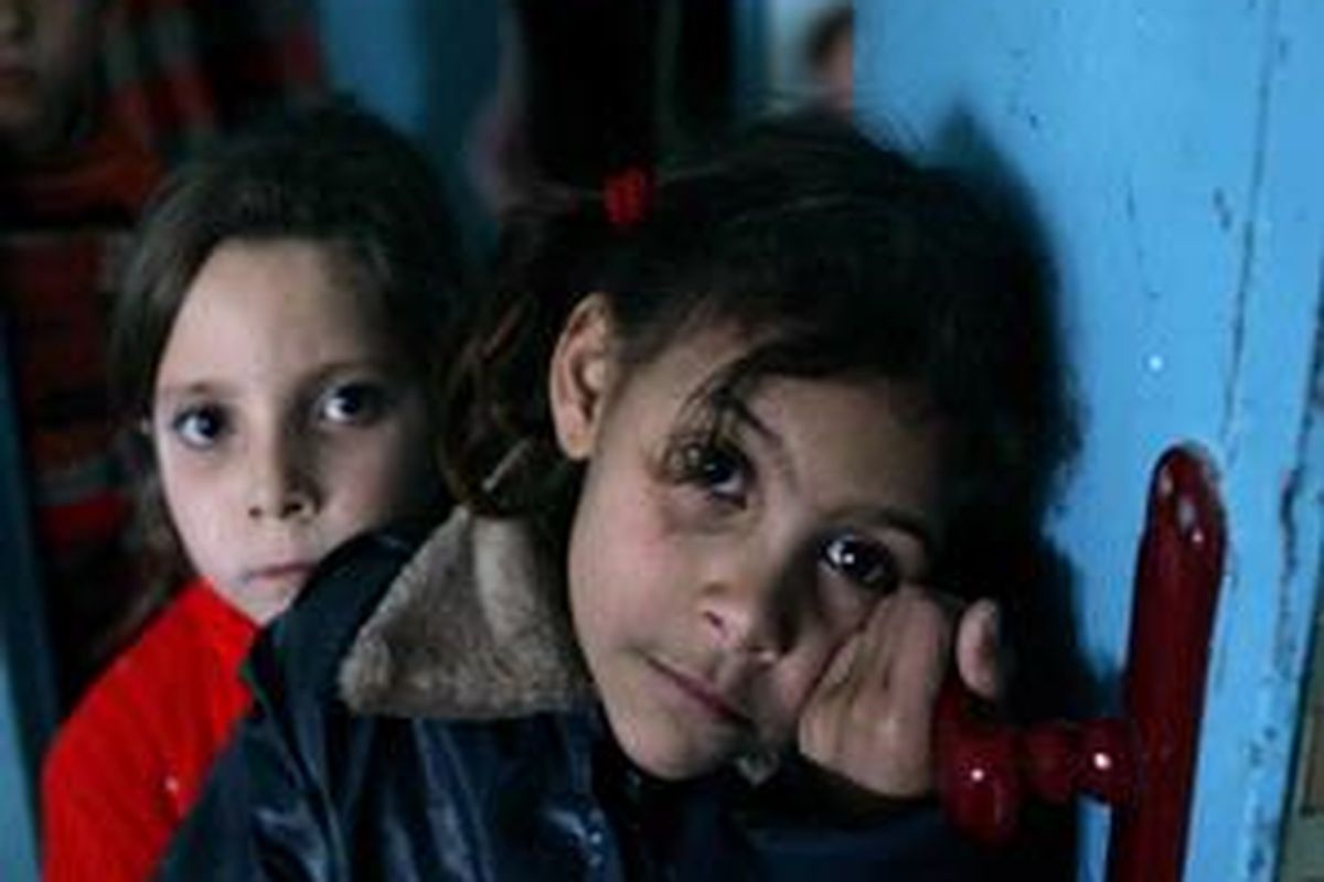 Anak-anak Palestina yang kehilangan rumah akibat serangan Israel mengungsi di sekolah PBB di Gaza, Selasa (6/1).