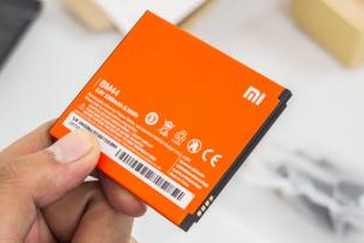 Baterai Li-Po Redmi 2 Prime berkapasitas 2.200 mAh dan dilapis stiker berwarna jingga seperti baterai-baterai smartphone lainnya dari Xiaomi.