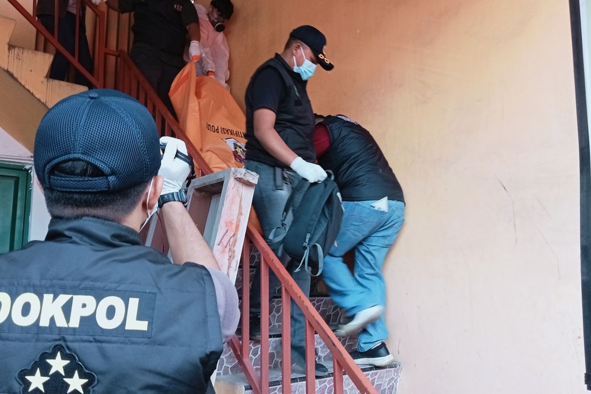 Tim Dokpol Biddokkes Polda Sulsel yang melakukan proses evakuasi jasad pria bernama Randi dalam kondisi sudah berbau di dalam kamar kos-kosnya di Jalan Toddopuli 10, Kecamatan Manggala, Kota Makassar, Sulsel. Jumat (19/5/2023)
