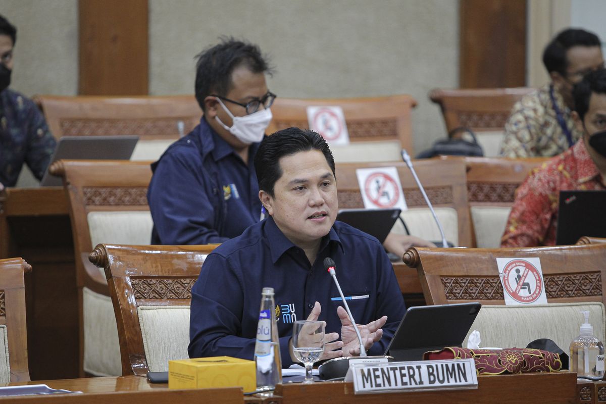 Menteri BUMN Erick Thohir mengikuti rapat kerja dengan Komisi VI DPR di Kompleks Parlemen, Senayan, Jakarta, Kamis (2/12/2021). Rapat tersebut membahas penyampaian rencana Initial Public Offering (IPO) dan Right Issue BUMN di tahun 2021-2022. ANTARA FOTO/Dhemas Reviyanto/hp.