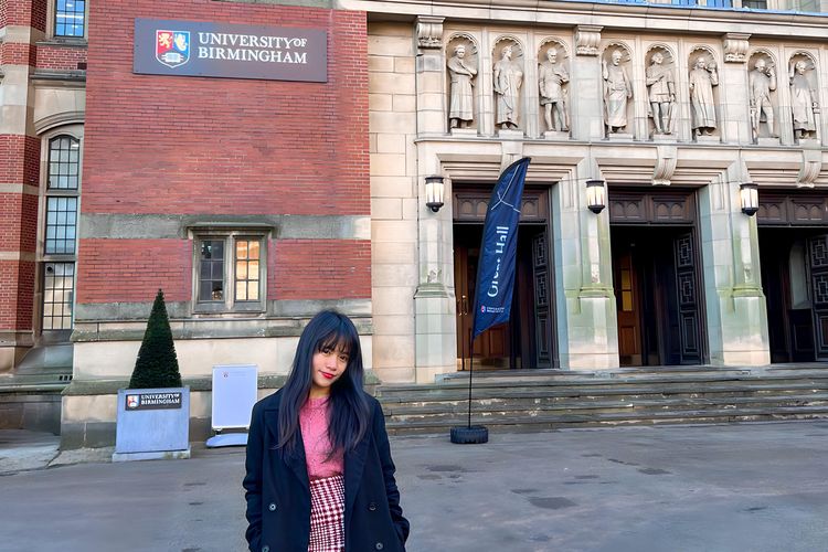 Asry Almi Kaloko, putri asal Kabupaten Dairi, Sumatera Utara, yang berhasil diterima di 8 universitas yang ada di Inggris serta menerima Beasiswa Pendidikan Indonesia (BPI) 2023. 