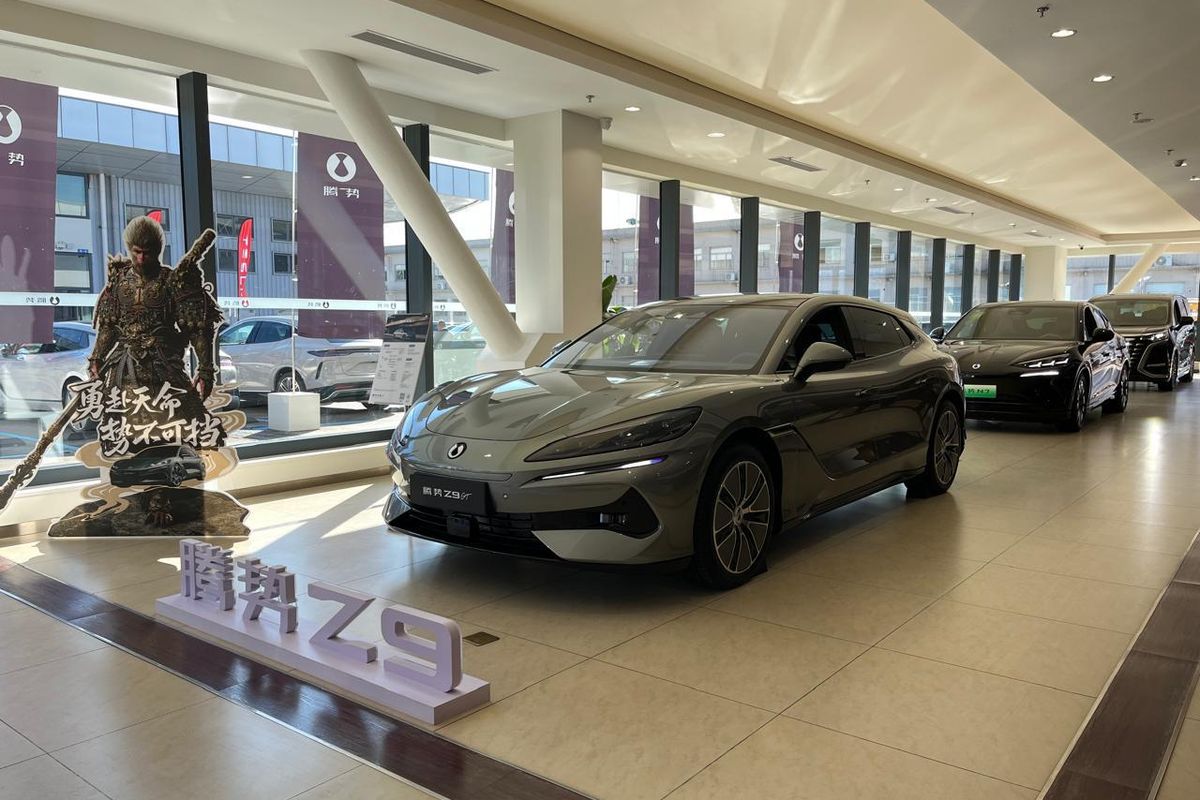 Display mobil Denza Z9 GT di salah satu diler Denza di Shenzhen, China.