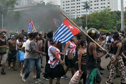 Unjuk Rasa di Depan Mabes TNI AD, Mahasiswa Papua Kibarkan Bendera Bintang Kejora