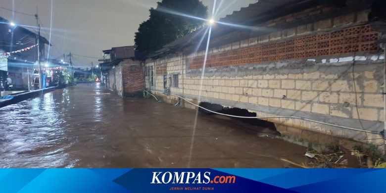 Tembok Toko di Hek Kramatjati Jebol, Air Kali Baru Meluap ke Jalan Raya Bogor