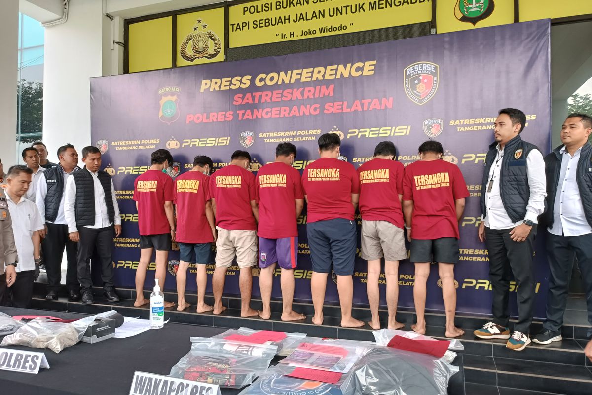 Polisi telah menetapkan tujuh tersangka terkait kasus pelemparan batu oleh oknum suporter Persita terhadap bus official Persis Solo. Hal itu diungkapkan Kapolres Tangsel AKBP Faisal Febrianto saat konferensi pers di kantornya pada Senin (30/1/2023). 