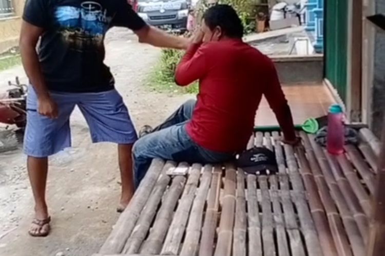 Video yang merekam aksi main hakim sendiri seorang kades di Kabupaten Grobogan, Jawa Tengah menghajar dan mengancam membakar hidup-hidup pedagang rujak viral di jagat Maya.