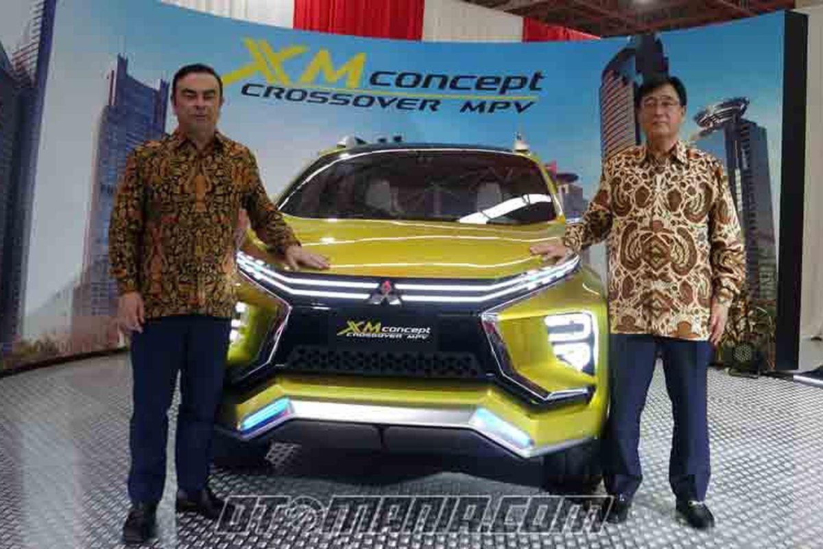 Chairman of the Board Mitsubishi Motors Corporation Carlos Ghosn (kiri) dan CEO Mitsubishi Motors Corporation Osamu Masuko berpose di hadapan XM Concept, Selasa (25/4/2017).